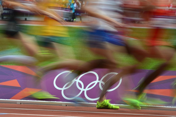 Các VĐV điền kinh đang tranh tài ở vòng loại 5000m nam.